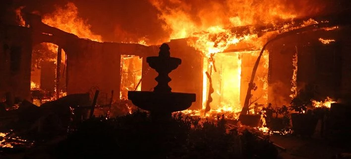 Στο έλεος της φονικής φωτιάς η Καλιφόρνια – Τουλάχιστον 11 νεκροί, συνεχίζει να κατακαίει τα πάντα (Εικόνες & Βίντεο)